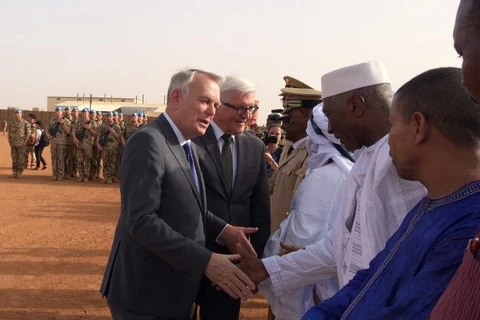 Ngoại trưởng Đức (đeo kính) và người đồng cấp Pháp tại Mali trong chuyến thăm Niger, Mali. (Nguồn: rfi.fr)