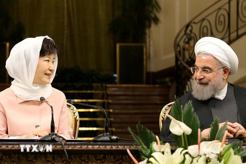 Tổng thống Hàn Quốc Park Geun-hye (trái) và Tổng thống Iran Hassan Rouhani trong cuộc họp báo chung sau hội đàm, tại Tehran ngày 2/5. (Nguồn: YONHAP/TTXVN)