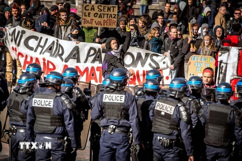 Cảnh sát chống bạo động ngăn người biểu tình. (Nguồn: AFP/TTXVN)