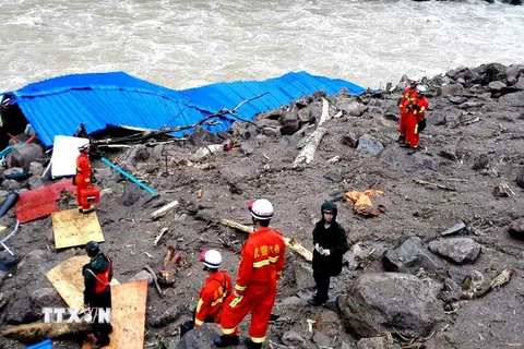 Lực lượng cứu hộ tìm kiếm các nạn nhân mất tích trong vụ lở đất ở huyện Thái Ninh ngày 8/5. (Nguồn: EPA/TTXVN)