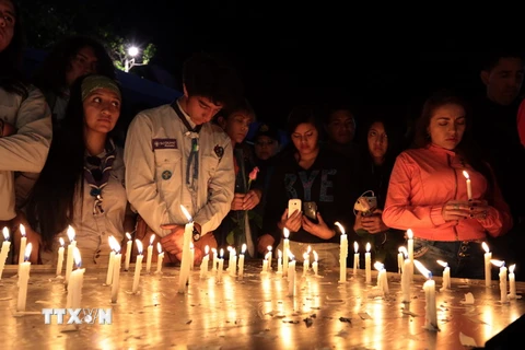 Người dân Ecuador thắp nến cầu nguyện cho những nạn nhân động đất tại Quito ngày 23/4. (Nguồn: THX/TTXVN)