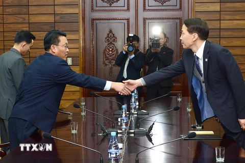 Trưởng đoàn đại biểu Hàn Quốc Kim Ki-Woong (phải) và Trưởng đoàn đại biểu Triều Tiên Hwang Chol trong một cuộc gặp cấp chuyên viên cuối năm 2015. (Nguồn: YONHAP/TTXVN)