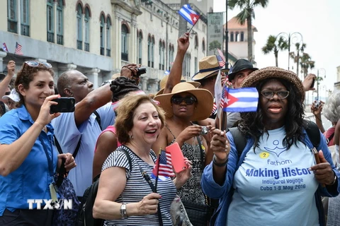 Các hành khách du thuyền The Adonia dạo chơi trên các đường phố ở thủ đô La Habana. (Nguồn: AFP/TTXVN)
