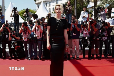 Nữ diễn viên Kristen Stewart tại buổi chiếu phim ''American Honey'' trong khuôn khổ Liên hoan phim Cannes, Pháp ngày 15/5. (Nguồn: EPA/TTXVN)