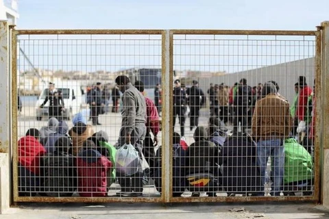 Trung tâm tiếp nhận người di cư trên đảo Lampedusa. (Nguồn: Reuters.com)