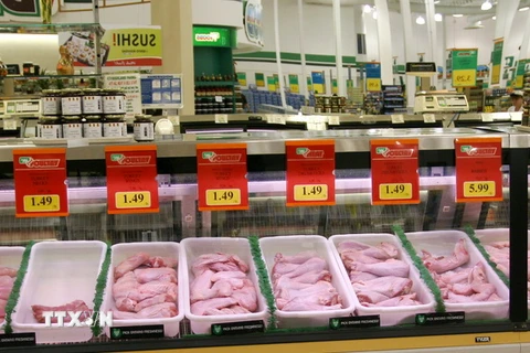 Các gói thịt gà đông lạnh được bày bán tại siêu thị. Ảnh minh họa (Nguồn: THX/TTXVN)