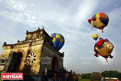 Ngắm nhìn vẻ đẹp cổ kính của cố đô Huế từ khinh khí cầu