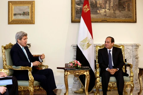 Ngoại trưởng Mỹ John Kerry (trái) trong cuộc gặp với Tổng thống Ai Cập Abdel Fattah al-Sisi. (Nguồn: AP)