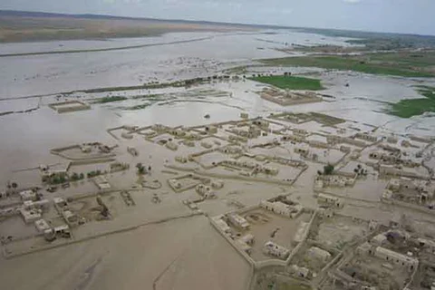 Lũ lụt quét qua một ngôi làng. (Nguồn: newsx.com)