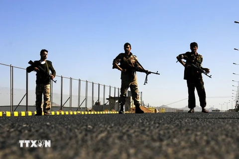 Các tay súng Houthi làm nhiệm vụ tại Sanaa. (Nguồn: THX/TTXVN)