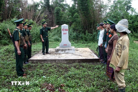Chiến sỹ Bộ đội Biên phòng Đồn Sen Bụt (Bộ Chỉ huy Biên phòng Quảng Trị) tại cột mốc biên giới 579 trên tuyến biên giới Việt-Lào. (Ảnh: Hồ Cầu/TTXVN)