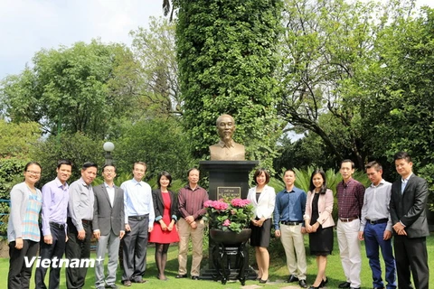Cán bộ Đại sứ quán Việt Nam dâng hoa lên Bác nhân 126 năm Ngày sinh của Người. (Ảnh: Việt Hòa-Việt Hùng/Vietnam+)