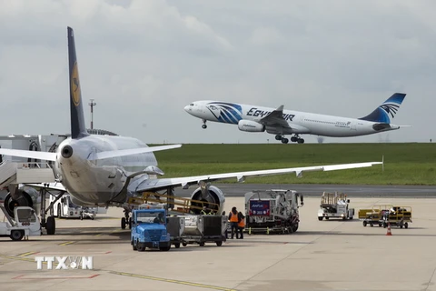 Máy bay của Hãng EgyptAir cất cánh tại sân bay Charles de Gaulle ở Paris, Pháp ngày 19/5. (nguồn: THX/TTXVN)