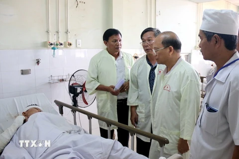 Thăm hỏi nạn nhân vụ tai nạn tại Bệnh viện Đa khoa tỉnh Bình Thuận. (Ảnh: Nguyễn Thanh/TTXVN)