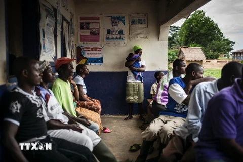 Người dân chờ khám bệnh tại một trung tâm y tế ở Mendicorma, Liberia, giáp giới Sierra Leone. (Nguồn: AFP/TTXVN)