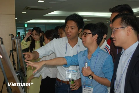 Triển lãnh ảnh về Biển Đông bên lề hội thảo đã thu hút sự chú ý của nhiều trí thức, nhà khoa học trẻ Việt Nam tại Hàn Quốc. (Ảnh: Vũ Toàn-Phạm Duy/Vietnam+)