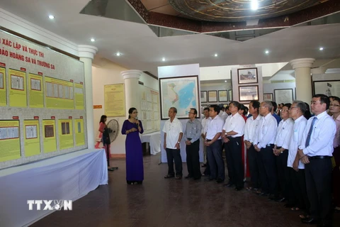 Các đại biểu xem triển lãm. (Ảnh: Nguyễn Sơn/TTXVN)