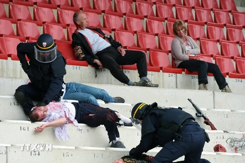 Cảnh sát Pháp tham gia diễn tập chống khủng bố tại sân vận động ở Valence, Pháp ngày 21/4. (Nguồn: AFP/TTXVN)
