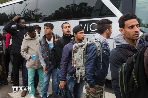 Người tị nạn sơ tán khỏi trại tạm Jardin d'Eole, thủ đô Paris, Pháp ngày 6/6. (Nguồn: AFP/TTXVN)