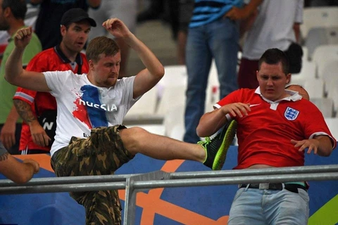 Bạo lực đã bùng nổ sau trận đấu giữa Anh và Nga trên sân Velodrome ở vòng bảng EURO 2016 khi cổ động viên hai đội lao vào ẩu đả dữ dội. (Nguồn: Agencies)