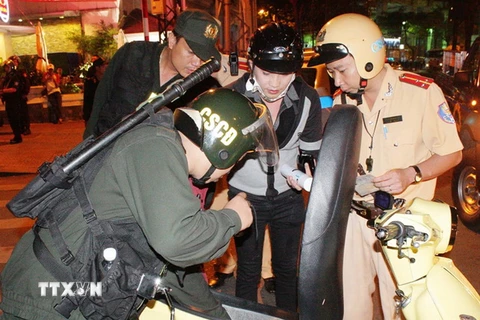  Lực lượng chức năng tiến hành kiểm tra các quán bar lớn trên đường Hồ Huấn Nghiệp, phường Bến Thành, quận 1, Thành phố Hồ Chí Minh. (Ảnh: TTXVN phát)