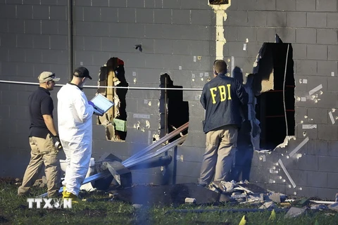 Nhân viên FBI điều tra tại hiện trường vụ xả súng. (Nguồn: AFP/TTXVN)