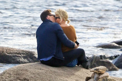 Tấm hình chụp Hiddleston và Swift hôn nhau trên bãi biển. (Nguồn: usmagazine.com)