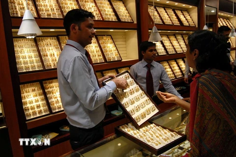 Một cửa hàng vàng ở Ấn Độ. (Nguồn: EPA/TTXVN)