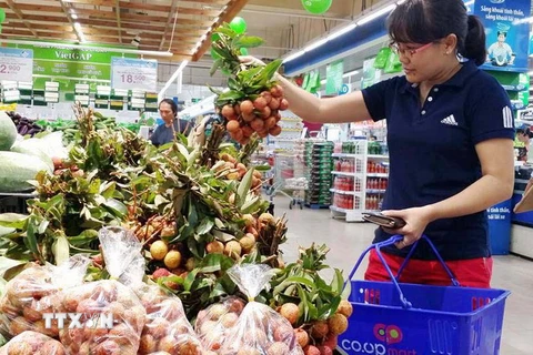 Khách hàng chọn mua quả vải tại siêu thị Co.op mart Nguyễn Kiệm, Thành phố Hồ Chí Minh. (Ảnh: Thanh Vũ/TTXVN)