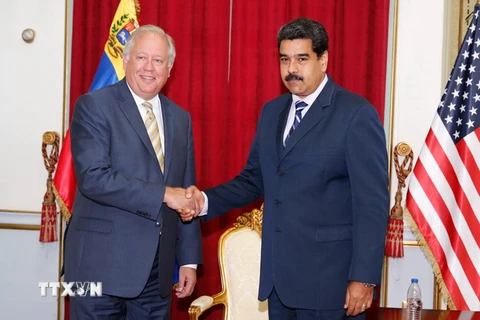 Tổng thống Venezuela (phải) tiếp Thứ trưởng Ngoại giao Mỹ Thomas Shannon. (Nguồn: EPA/TTXVN)