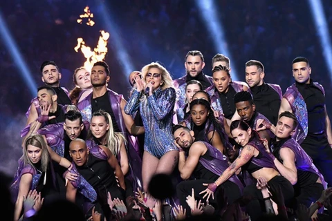 Ca sỹ Lady Gaga thắp sáng sân khấu với thiết kế của Versace