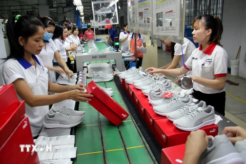 Sản xuất giày da xuất khẩu. (Ảnh: Dương Chí Tưởng/TTXVN)