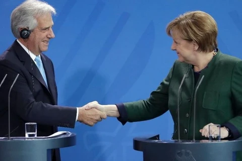 Thủ tướng Đức Angela Merkel và Tổng thống Uruguay Tabare Vazquez. (Nguồn: AP)