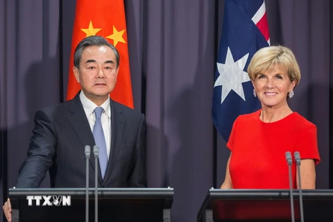 Ngoại trưởng Trung Quốc Vương Nghị (trái) và người đồng cấp Australia Julie Bishop. (Nguồn: THX/TTXVN)