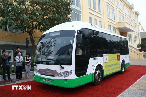 Xe buýt điện được đưa vào sử dụng miễn phí. (Ảnh: Lâm Khánh/TTXVN) 