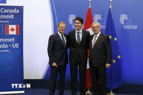 Thủ tướng Canada Justin Trudeau (giữa), Chủ tịch Ủy ban châu Âu Jean-Claude Juncker (phải) và Chủ tịch Hội đồng châu Âu Donald Tusk (trái) tại lễ ký CETA tại Brussels. (Nguồn: THX/TTXVN)