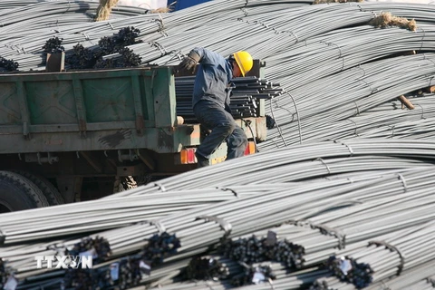 Công nhân làm việc tại nhà máy sản xuất thép ở Thẩm Dương, tỉnh Liêu Ninh, Trung Quốc. (Nguồn: EPA/TTXVN)