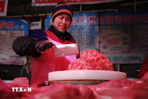 Một quầy bán thịt tại một khu chợ ở Bắc Kinh, Trung Quốc. (Nguồn: EPA/TTXVN)