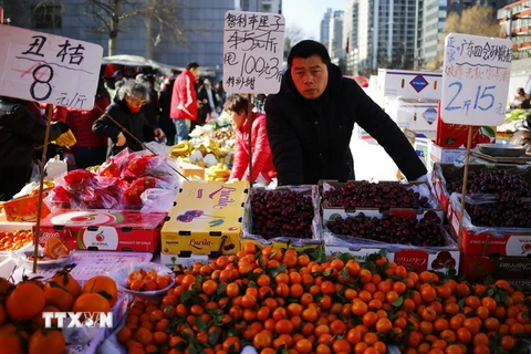 Một quầy bán hoa quả tại một khu chợ ở Bắc Kinh, Trung Quốc. (Nguồn: EPA/TTXVN)