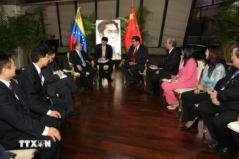 Tổng thống Venezuela Nicolas Maduro (giữa, phải) tại cuộc gặp với các đại diện của Chính phủ Trung Quốc tại thủ đô Caracas ngày 13/2. (Nguồn: AFP/TTXVN)