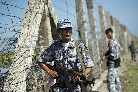 Binh sỹ đứng gác Myanmar tại khu vực biên giới với Bangladesh. (Nguồn: AFP)