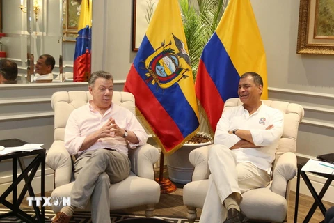 Tổng thống Correa (phải) tại buổi tiếp người đồng nhiệm Colombia Juan Manuel Santos (trái). (Nguồn: EPA/TTXVN)
