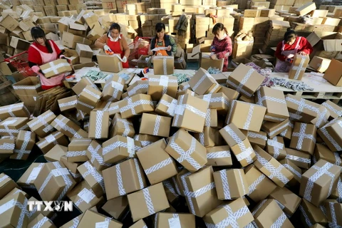 Nhân viên đóng gói và chuyển hàng trong ngày mua sắm hàng trực tuyến ở tỉnh Giang Tô, Trung Quốc. (Nguồn: AFP/TTXVN)