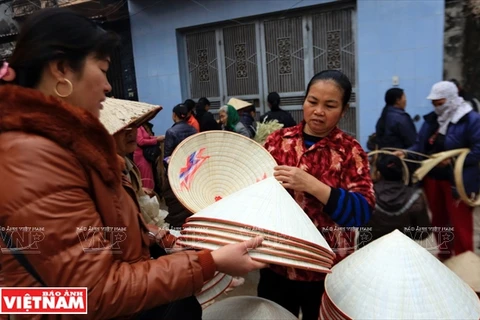 [Photo] Duyên dáng với nón lá của làng nghề truyền thống Ngọc Mỹ