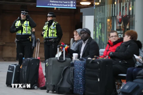 Cảnh sát Anh tăng cường tuần tra an ninh tại tại các nhà ga. (Nguồn: AP/TTXVN)