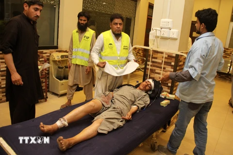 Nạn nhân bị thương trong vụ đánh bom tại Pakistan. (Nguồn: EPA/TTXVN)