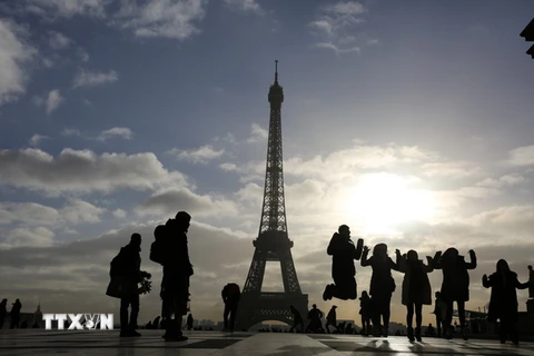 Khách du lịch tại khu vực tháp Eiffel ở thủ đô Paris, Pháp ngày 5/1. (nguồn: AFP/TTXVN)
