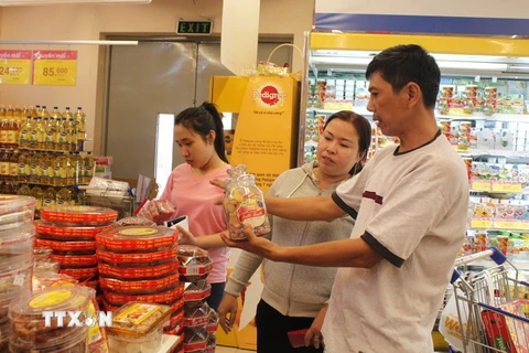 Người dân mua sắm tại siêu thị Co.opMart. (Ảnh: Thúy Hằng/TTXVN)