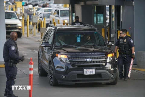Nhân viên an ninh kiểm tra các phương tiện nhập cảnh vào Mỹ tại cửa khẩu San Ysidro, California ngày 10/2. (Nguồn: AFP/TTXVN)