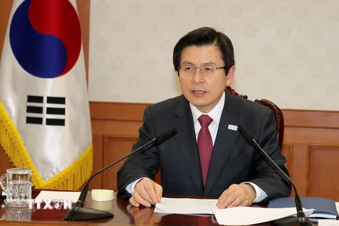 Quyền Tổng thống kiêm Thủ tướng Hàn Quốc Hwang Kyo-ahn phát biểu tại cuộc họp nội các ở Seoul ngày 17/2. (Yonhap/TTXVN)